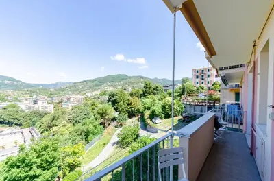 Vista generica sulle montagne o vista sulle montagne dall'interno dell'appartamento