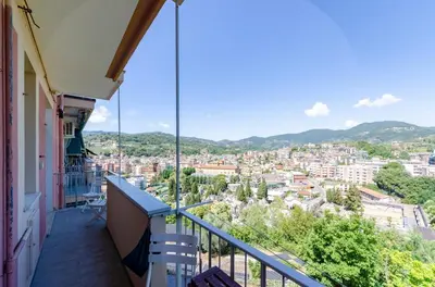 Vista generica sulle montagne o vista sulle montagne dall'interno dell'appartamento