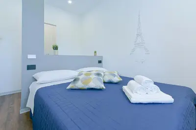 Letto o letti in una camera di Alle Porte Del Centro - Guest House - Reggio Emilia - Ingresso Centro Storico - Parcheggio Gratuito