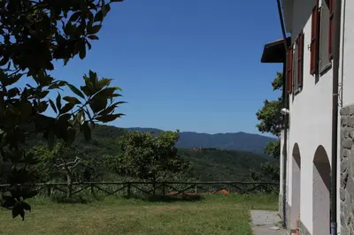 Vista generica sulle montagne o vista sulle montagne dall'interno della villa