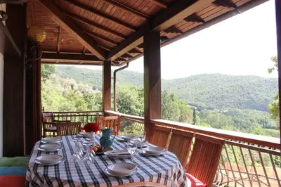 Vista generica sulle montagne o vista sulle montagne dall'interno della villa