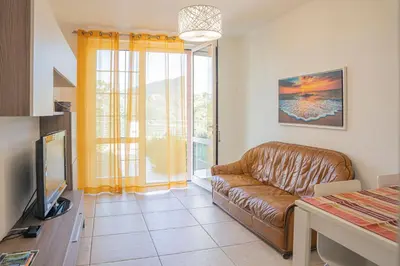 TV o dispositivi per l'intrattenimento presso 065 - VILLA LETIZIA, Elegante 2 PISCINA e Natura, 10 minuti da MARE e SPIAGGIE
