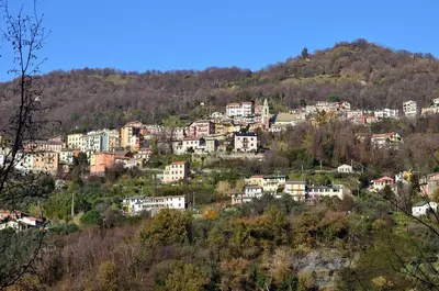 Vista generica sulle montagne o vista sulle montagne dall'interno dell'appartamento