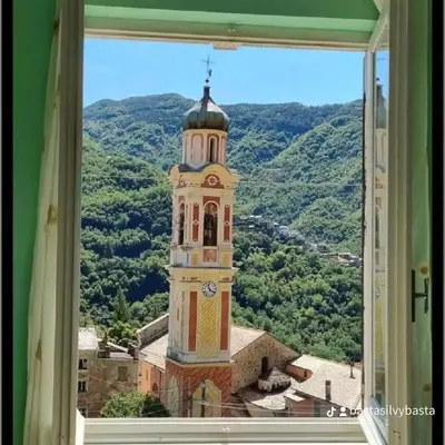 Vista generica sulle montagne o vista sulle montagne dall'interno dell'appartamento
