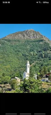Vista generica sulle montagne o vista sulle montagne dall'interno dell'appartamento