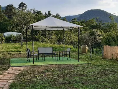 Vista generica sulle montagne o vista sulle montagne dall'interno della casa vacanze