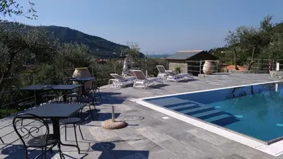 Vista generica sulle montagne o vista sulle montagne dall'interno dell'agriturismo