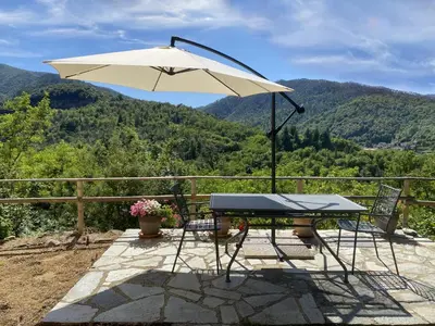 Vista generica sulle montagne o vista sulle montagne dall'interno del bed & breakfast