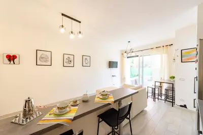 TV o dispositivi per l'intrattenimento presso JOIVY Flat with Terrace & Parking