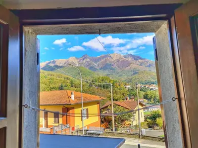 Vista generica sulle montagne o vista sulle montagne dall'interno dell'hotel