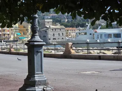 Vista generica su Rapallo o vista sulla città dall'interno dell'appartamento