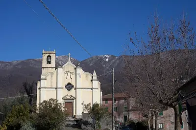 Vista generica sulle montagne o vista sulle montagne dall'interno dell'appartamento