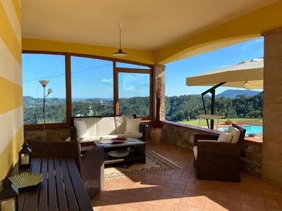 Vista generica sulle montagne o vista sulle montagne dall'interno della casa vacanze