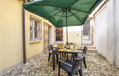Patio o area all'aperto di 4 Bedroom Cozy Apartment In Mantova