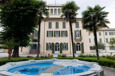 Piscina di Villa Lomellini o nelle vicinanze