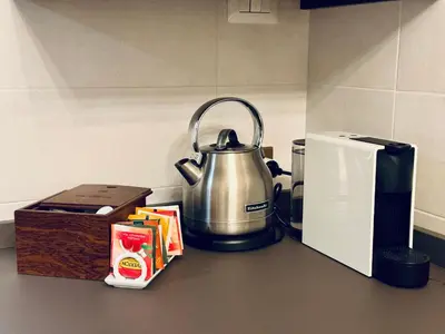 Set per la preparazione di tè e caffè presso WANDERLUST Splendido appartamento in centro