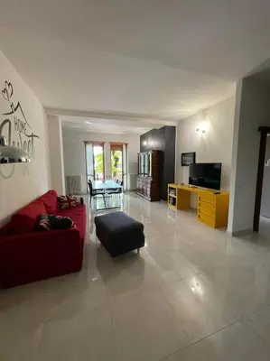 TV o dispositivi per l'intrattenimento presso TERRACE HOUSE appartamento mq 80 adiacente ospedale e clinica