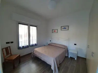 Letto o letti in una camera di Seafront Riva appartamento fronte mare