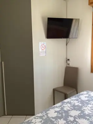 TV o dispositivi per l'intrattenimento presso Bed and Breakfast da Giuseppe, Camere vicino stabilimento Ferrari