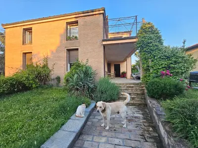 Ospiti di Casa VINCENZO 130 mq con portico ed ingresso esclusivo dal giardino con animali domestici