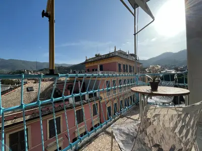 Vista generica sulle montagne o vista sulle montagne dall'interno dell'appartamento