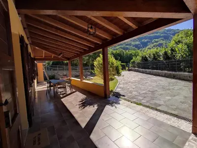 Vista generica sulle montagne o vista sulle montagne dall'interno del bed & breakfast