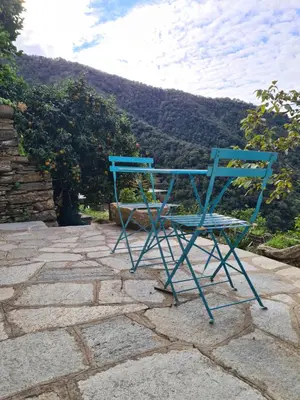 Vista generica sulle montagne o vista sulle montagne dall'interno dell'appartamento