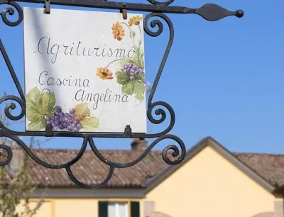 Certificato, attestato, insegna o altro documento esposto da Cascina Angelina