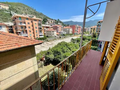 Vista generica sulle montagne o vista sulle montagne dall'interno dell'appartamento