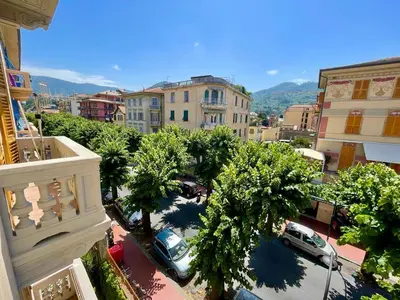 Vista generica sulle montagne o vista sulle montagne dall'interno dell'appartamento