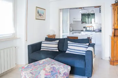 Area soggiorno di 076 - Casa La Libreria, Centro città di Chiavari, 500 metri da mare e spiagge - 2 CAMERE DA LETTO
