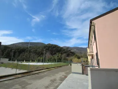 Vista generica sulle montagne o vista sulle montagne dall'interno dell'appartamento