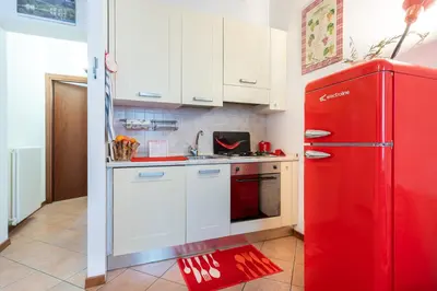 Cucina o angolo cottura di GuestHost - Parma Historic Center Apartment 7min from Duomo