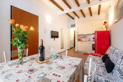 Cucina o angolo cottura di GuestHost - Parma Historic Center Apartment 7min from Duomo