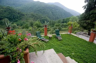 Vista generica sulle montagne o vista sulle montagne dall'interno della casa vacanze