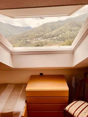 Vista generica sulle montagne o vista sulle montagne dall'interno della casa vacanze