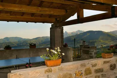 Vista generica sulle montagne o vista sulle montagne dall'interno della villa