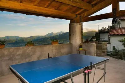 Vista generica sulle montagne o vista sulle montagne dall'interno dello chalet