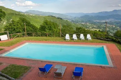 Vista generica sulle montagne o vista sulle montagne dall'interno dello chalet