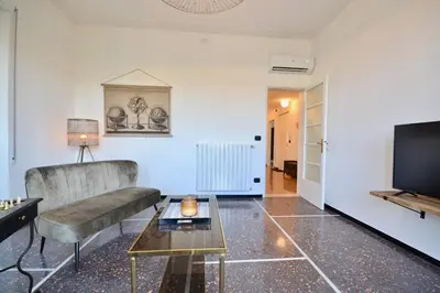 TV o dispositivi per l'intrattenimento presso Cosy Home Riviera Wi-fi, AC, terrace 3 BDR