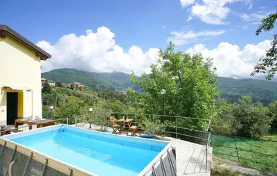 Vista generica sulle montagne o vista sulle montagne dall'interno della casa vacanze