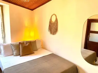 Letto o letti in una camera di Historic Downtown Home By The Sea With King Bed