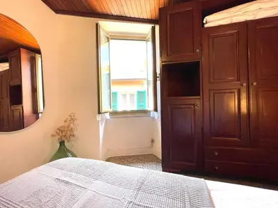 Letto o letti in una camera di Historic Downtown Home By The Sea With King Bed