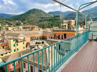 Vista generica sulle montagne o vista sulle montagne dall'interno dell'appartamento