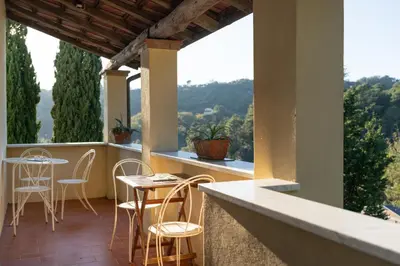 Vista generica sulle montagne o vista sulle montagne dall'interno dell'agriturismo