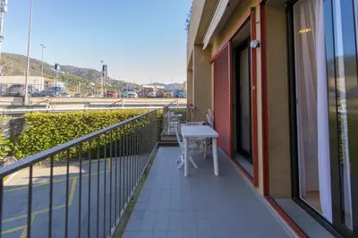 Vista generica sulle montagne o vista sulle montagne dall'interno dell'appartamento