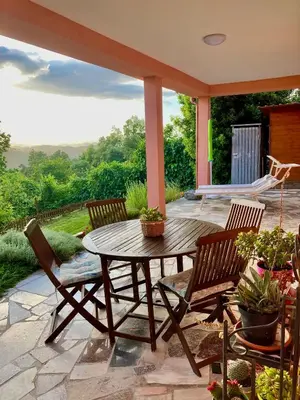 Giardino di La casa nel verde con piscina