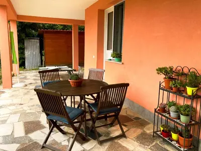 Balcone o terrazza di La casa nel verde con piscina
