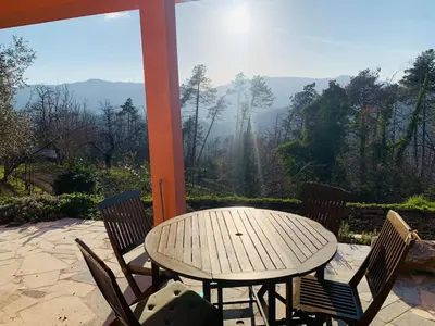 Vista generica sulle montagne o vista sulle montagne dall'interno dell'appartamento