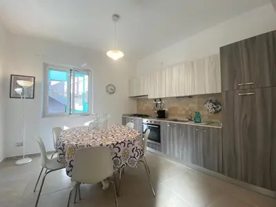 Cucina o angolo cottura di COMFORTABLE SEA HOLIDAYS AND WALKS